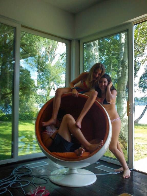 Bebel com a Matilde e o Theo mo interior da 'Casa do Lago', em Lakeville, Connecticut, nos Estados Unidos